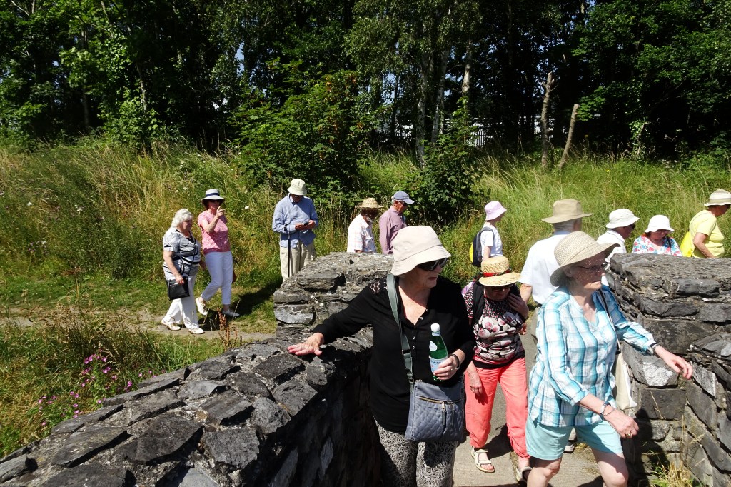 This image has an empty alt attribute; its file name is poddle-walk-4.jpg